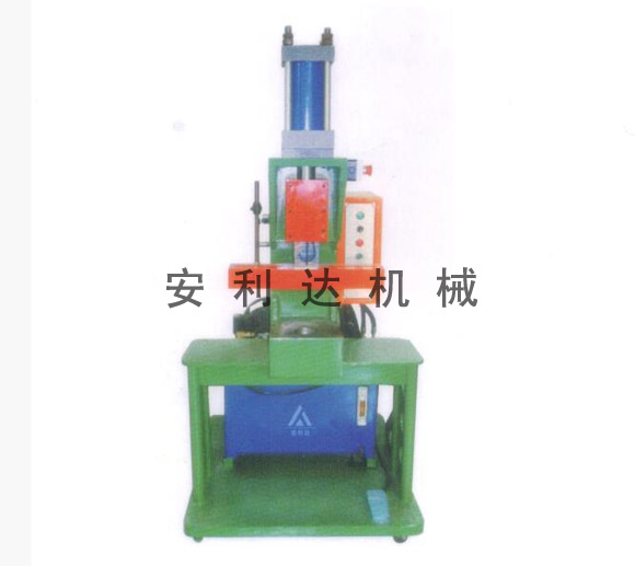 Punching machine for suitcase and bag